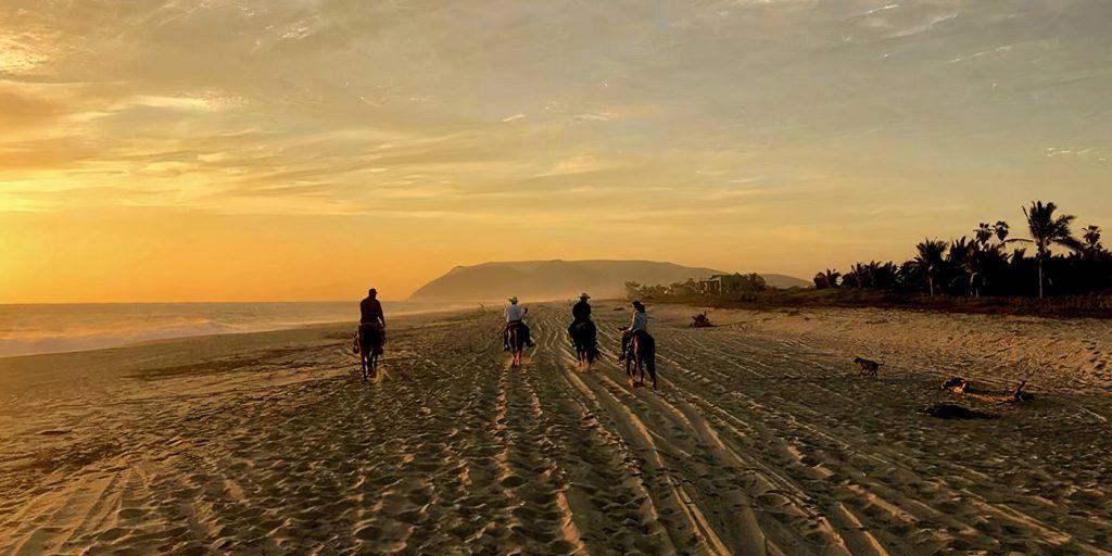 Pescadero a Caballo - Paseos a Caballo en Playa San Pedrito y Excursiones a Sierra La Laguna.